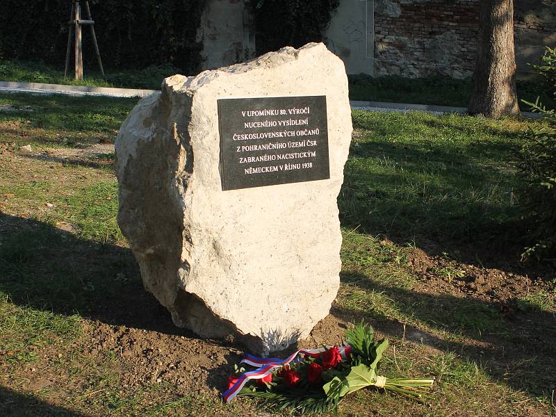 Pod židovským hřbitovem v Mikulově odhalili památník k nucenému vysídlení před osmdesáti lety.