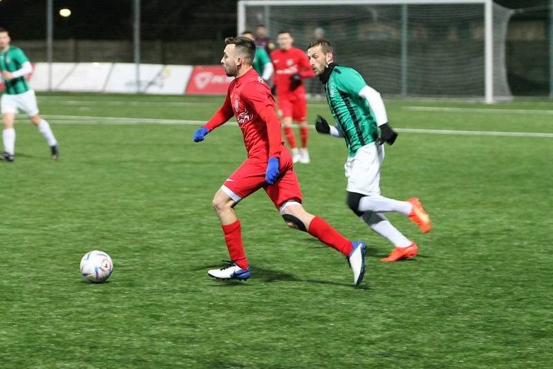 Fotbalisté Lanžhota (v červeném) podlehli 0:3 Skalici.