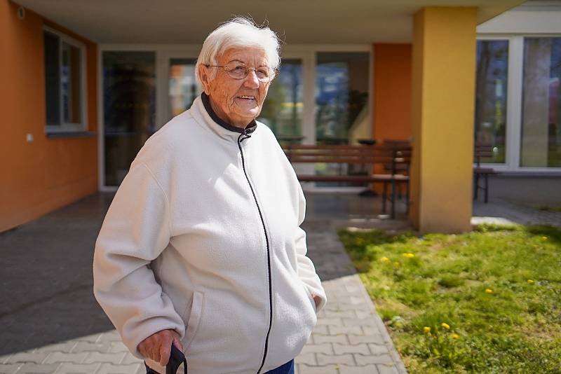 Domov seniorů Břeclav. Po očkování jsou bez covid pozitivních klientů. Od dubna znovu otevřeli návštěvám. Téměř devadesátiletá Anna Zemková je ráda za rozvolňování opatření.