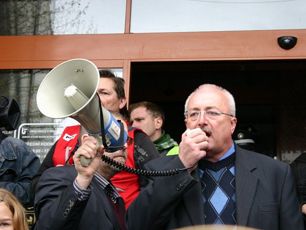Starosta Břeclavi Oldřich Ryšavý mluví k demonstrantům.