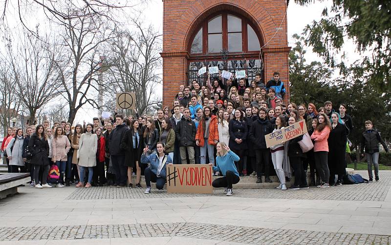 Studenti břeclavského gymnázia se také připojili k celorepublikovému protestu proti české vládě pod názvem Vyjdi ven. K podpisu petice se připojilo na sto padesát lidí.