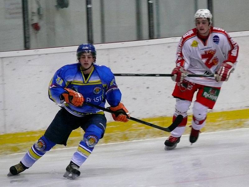 Břeclavští hokejisté (v modrém) se Žďárem vydřeli výhru 5:4.