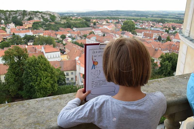 Děti si v mikulovském zámku mohly vyzkoušet, zda by byly dobrými šlechtici.