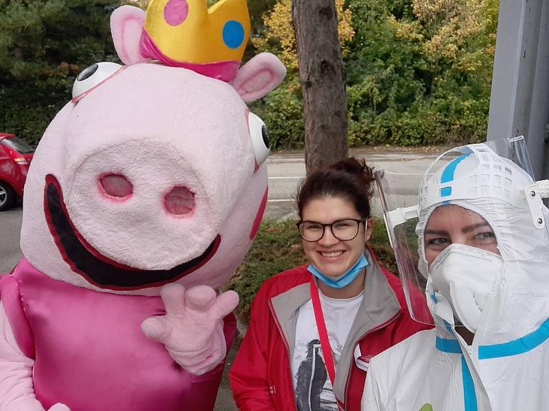 Nákupem koláčů podpořili Jihomoravané hospice Charity. V Břeclavi za něj zaplatil dobrodinec tisíc korun. Rekordní částku darovali i lidé ve Znojmě. Foto: Charita Břeclav