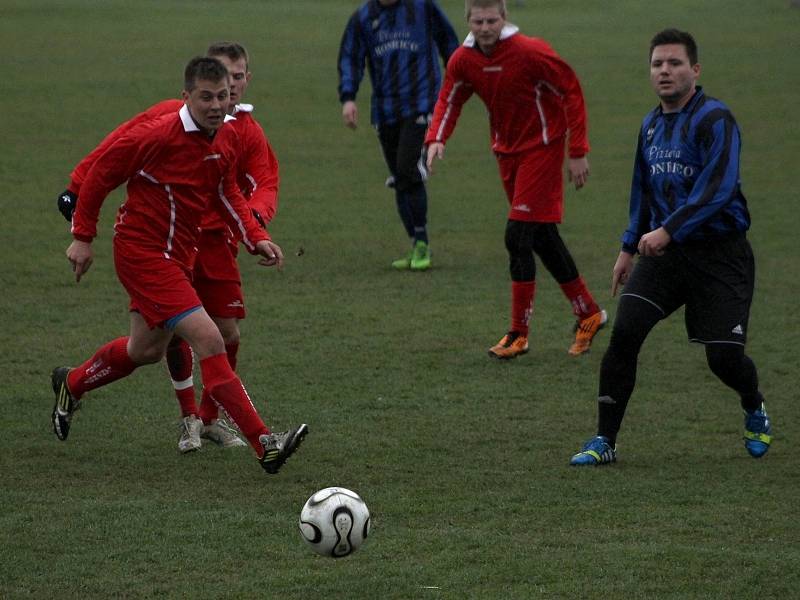 Lanžhotští fotbalisté (v červeném) porazili doma o soutěž níž hrající Mikulov. 