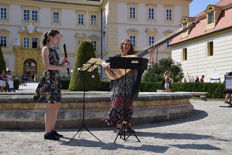 Feste Teatrale ve Valticích - to byla i flétnistka Anna Mazáčková a Barbora Hulcová, která hrála na theorbu