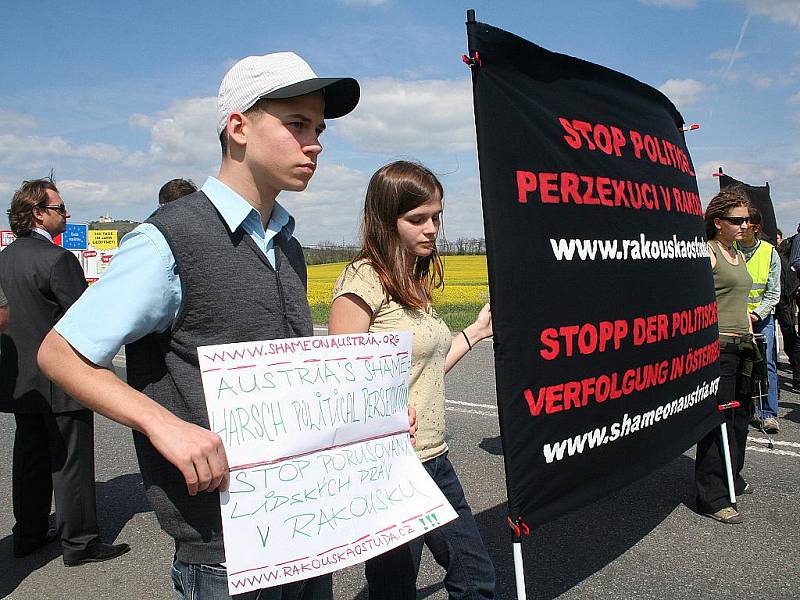 Zhruba dvacítka aktivistů zablokovala ve středu ve dvě hodiny odpoledne na čtvrt hodiny dopravu na česko-rakouské hranici za Mikulovem.