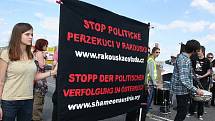 Zhruba dvacítka aktivistů zablokovala ve středu ve dvě hodiny odpoledne na čtvrt hodiny dopravu na česko-rakouské hranici za Mikulovem.