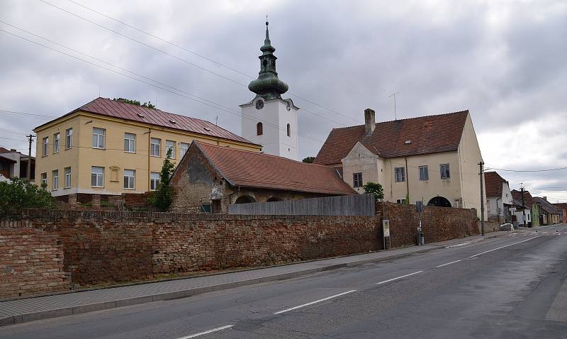 Vinařství Přítluky dočasně uzavřelo vinný bar a restauraci. Důvodem jsou praskliny a špatná statika budovy.