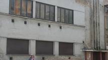 Funkcionalistická budova na hlavním tahu Břeclavi je zavřená přes osm let. Namísto oprav se dočkala jen zabezpečení oken a vchodu z ulice.