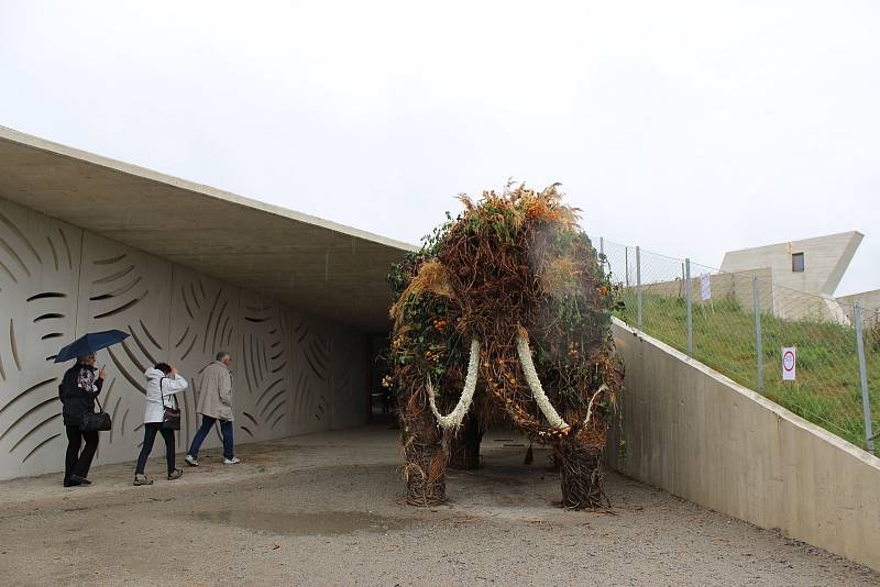 Vstup do archeoparku střeží květinový mamut.
