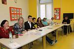 Ve volební místnosti v základní škole Sovadinova v Břeclavi přivítali již desítky prvních voličů. Na prvního prvovoliče však zatím čekají. „Zatím chodí lidé kolem pětapadesáti let v průměru," uvedla místopředsedkyně tamní komise Silva Paprsková.