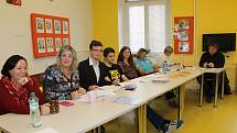 Ve volební místnosti v základní škole Sovadinova v Břeclavi přivítali již desítky prvních voličů. Na prvního prvovoliče však zatím čekají. „Zatím chodí lidé kolem pětapadesáti let v průměru," uvedla místopředsedkyně tamní komise Silva Paprsková.