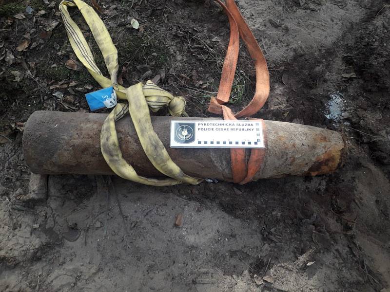 Celkem šestatřicet tisíc kusů munice už našli pyrotechnici v Bořím lese na Břeclavsku. I raketu raketu ráže 210 milimetrů, model Fürtgranate 42.