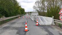 Po Brodu nad Dyjí dělníci demontují provizorní most v Drnholci na Břeclavsku. Oba sloužily řidičům déle než rok.