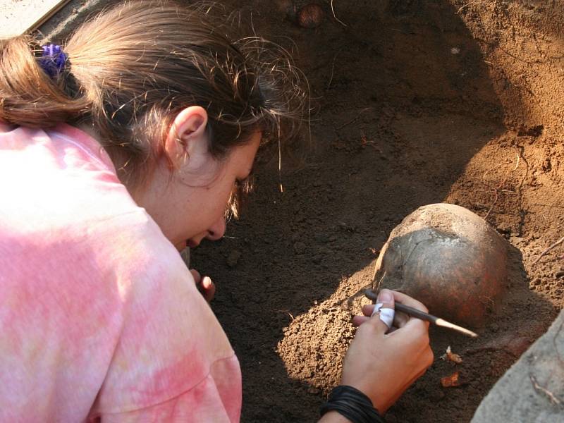 Archeologové finišují na Pohansku s odkrýváním pozůstatků kostelíka z období Velké Moravy.