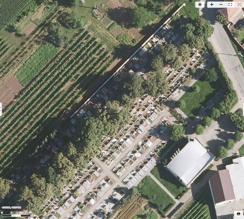 Letecké snímky zachycující pohled na obce zasažené tornádem. A to v roce 2018 před katastrofou, krátce po ní a na konci července. Na snímku hřbitov v Moravské Nové Vsi.