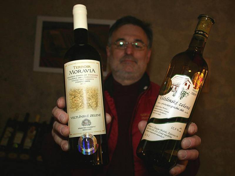 Příprava na otevření degustační expozice Salon vín 2011 (úterý 22. února 2011)  Na snímku sommelier Pavel Zbránek.