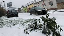 Moravskou Novou Ves přikryl letošní první sníh. Ani to však neodradilo některé cyklisty od šlápnutí do pedálů. Lidé ometali bílou nadílku z aut i před domy.