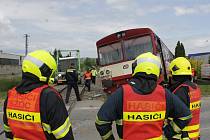 Při pondělní nehodě na železničním přejezdu ve Velkých Pavlovicích se střetlo nákladní auto s lokálkou jedoucí ve směru od Zaječí. Zranilo se celkem osm lidí.