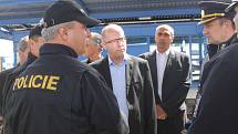 Premiér Bohuslav Sobotka společně s ministrem vnitra Milanem Chovancem navštívili v neděli kolem poledne vlakové nádraží v Břeclavi, potom se přesunuli k prohlídce stanového tábora pro uprchlíky v nedaleké Poštorné.