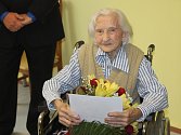 Anna Jarošová oslavila v břeclavském Domově seniorů stoleté narozeniny.