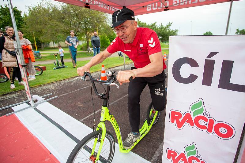 Nadšenci soutěžili na koloběžkách na tradičním břeclavském Hroch Cupu.