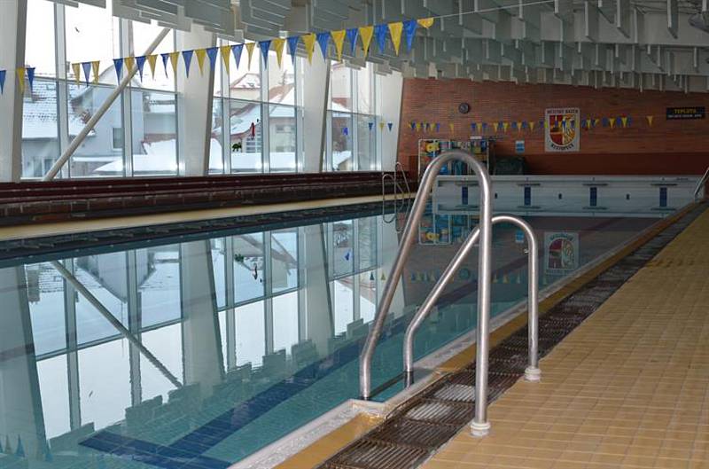 Hustopečský krytý bazén je od února opět otevřený plavcům. Uvítá je barevný interiér.