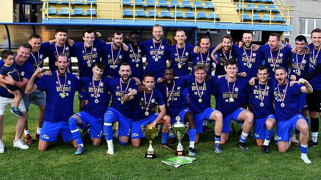 Fotbalisté Kuřimi (v modrém) porazili ve finále krajského poháru Rousínov. 