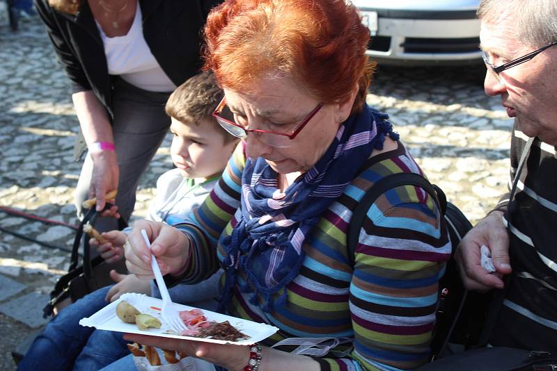 Tisíce lidí se v sobotu sešly v Hustopečích, kde se konaly tradiční mandloňové slavnosti.