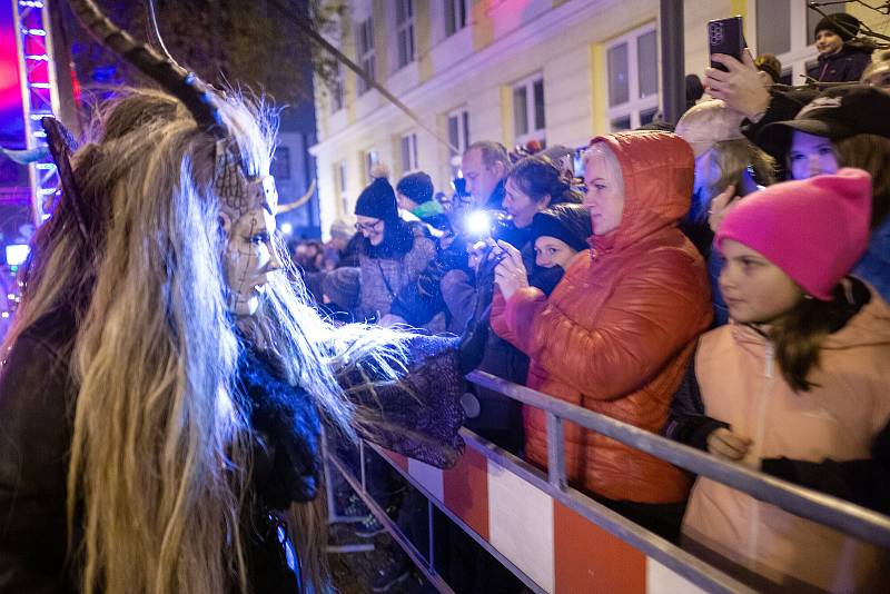 Děti  v centru Břeclavi si užily Mikulášskou metelici.