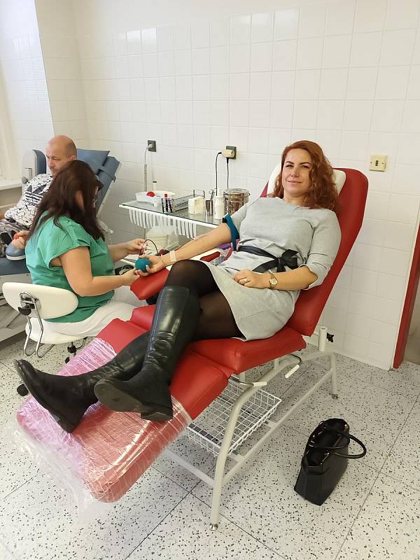 Policisté a občanští zaměstnanci darovali v Břeclavi svou krev, která pomáhá lékařům při záchraně lidských životů.