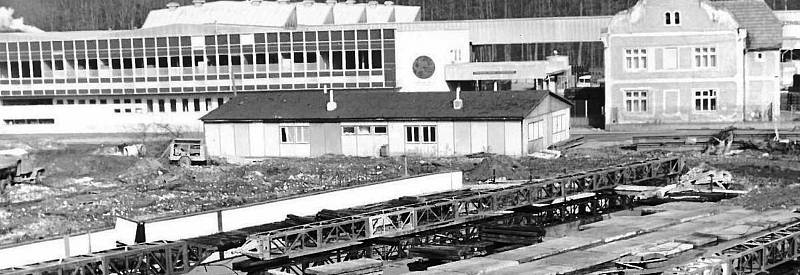 Výstavba zastřešení zimního stadionu v Břeclav. Rok asi 1978.