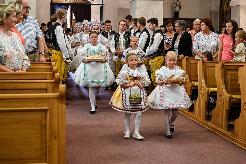 Zahrávání hodů a oslava dožínek ve Velkých Bílovicích.