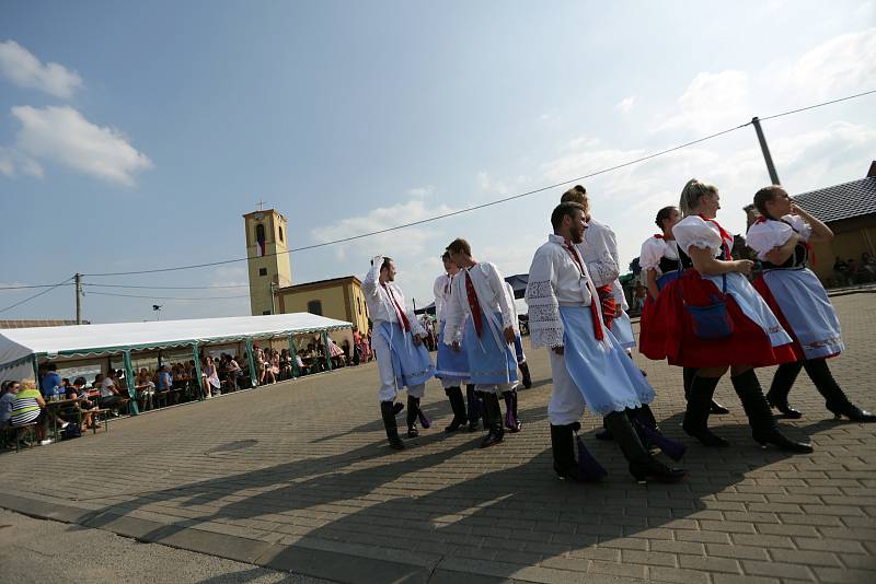 V Moravské  Nové Vsi na Břeclavsku se i přes dopady tornáda konaly tradiční Svatojakubské hody.