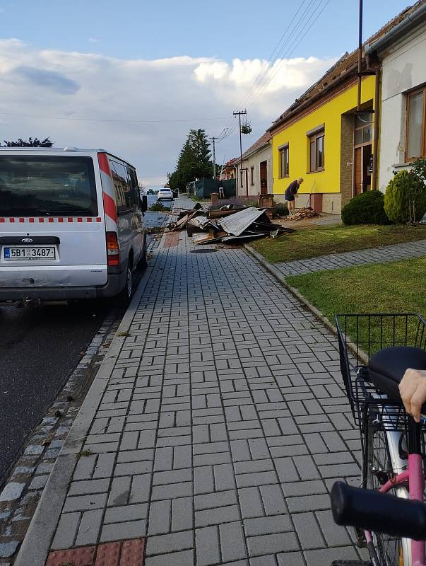 Lanžhot na Břeclavsku zasáhla v pondělí večer silná bouřka. Bylo to tornádo, potvrdili odborníci.