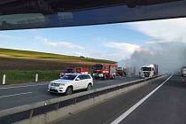 Na dálnici D2 u Velkých Němčic hořel kamion.
