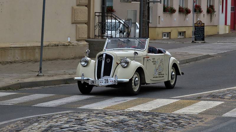 Účastníci tradiční jízdy historických automobilů 1000 mil československých projeli ve čtvrtek Lanžhotem.