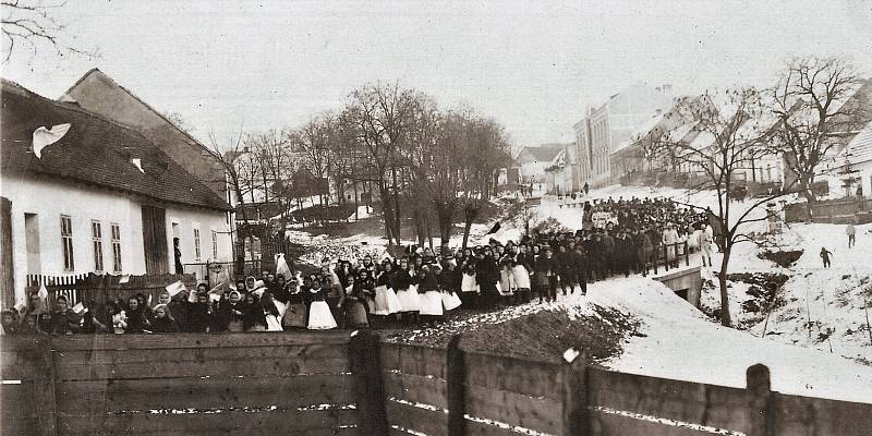 Oslava samostatné republiky začala v Kobylí 29. října 1918 ráno v 8 hodin slavnostním průvodem školáků i dospělých.