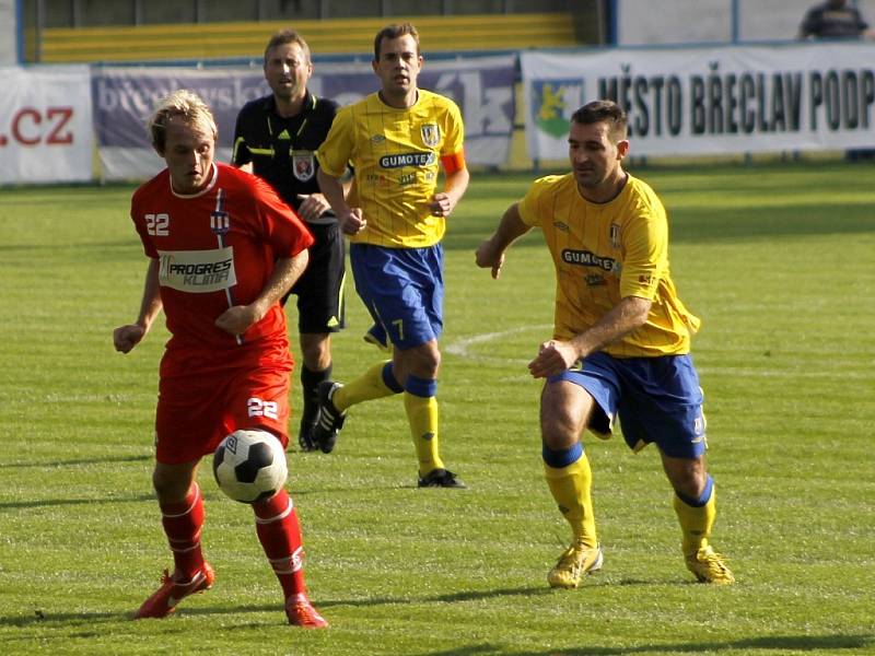 Fotbalisté Břeclavi (ve žlutém) mohli být rádi za bod s nováčkem Líšně.
