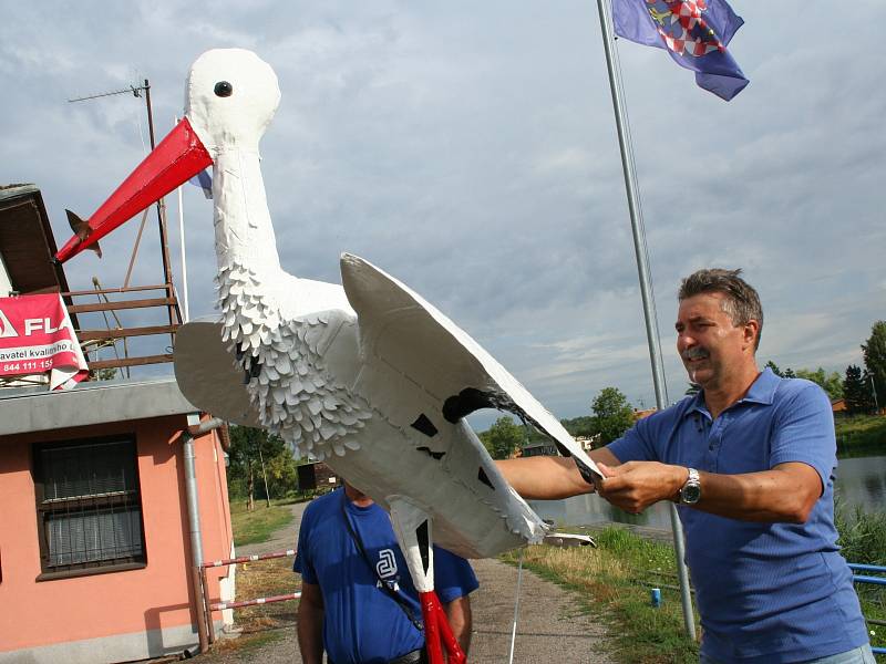 Kovový čáp v nadživotní velikosti vzhlíží od úterý ze sloupu veřejného osvětlení na sídlo Slováckého veslařského klubu v Břeclavi.