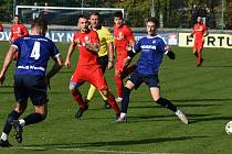 Fotbalisté Břeclavi (v modrém) remizovali v derby s Lanžhotem 3:3: