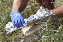 Nůž nalezený na břehu řeky Dyje - Kriminalista zajišťuje nůž nalezený na břehu řeky Dyje v Břeclavi. V nedalekém domě v Šilingrově ulici policisté den předtím nalezli dva mrtvé, muže a ženu.