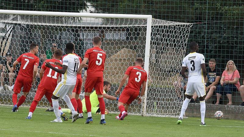 Fotbalisté Lanžhota (v červených dresech) podlehli prvoligovému Zlínu 0:2.