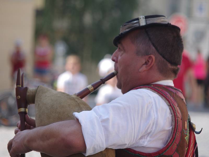 Návštěvníky v ulicích Mikulova bavila v sobotu dopoledne vystoupení folkorních souborů. Připravil je festival Sousedé.