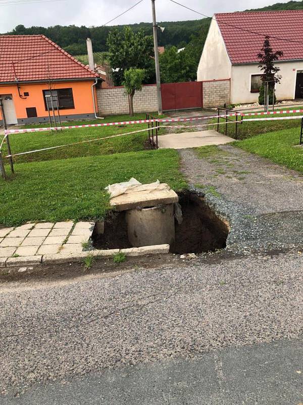 Propady půdy v Milovicích u Mikulova řeší opakovaně. Systém podzemních chodeb tam vytvořili prý už lovci mamutů.