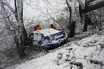 V neděli ráno vyjížděli policisté k dopravní nehodě, která se stala na silnici mezi Lednicí a Podivínem. Řidička osobního auta nezvládla řízení a narazila do stromu.