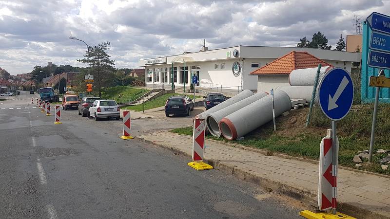 Společnost VaK opravuje v Dukelské ulici v Mikulově kanalizaci.