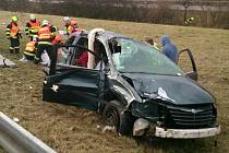 Na dálnici D2 u Hustopečí se při nehodě auta vážně zranilo pět lidí, z toho dvě děti.