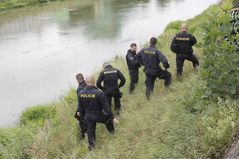 Policisté a potápěči pátrají na pobřeží i uvnitř řeky Dyje po předmětu, který souvisí s vraždou dvou lidí v Šilingrově ulici v Břeclavi.